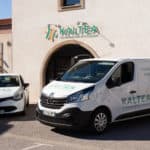 Devanture de l'agence KALTEA Le Luc avec la voiture et le trafic logotés KALTEA garés devant