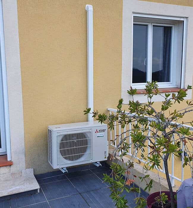 Groupe extérieur d'une climatisation réversible installé sur une terrasse par l'agence KALTEA Le Luc