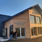 L'équipe de KALTEA Sarrebourg qui pose devant leur agence de proximité.