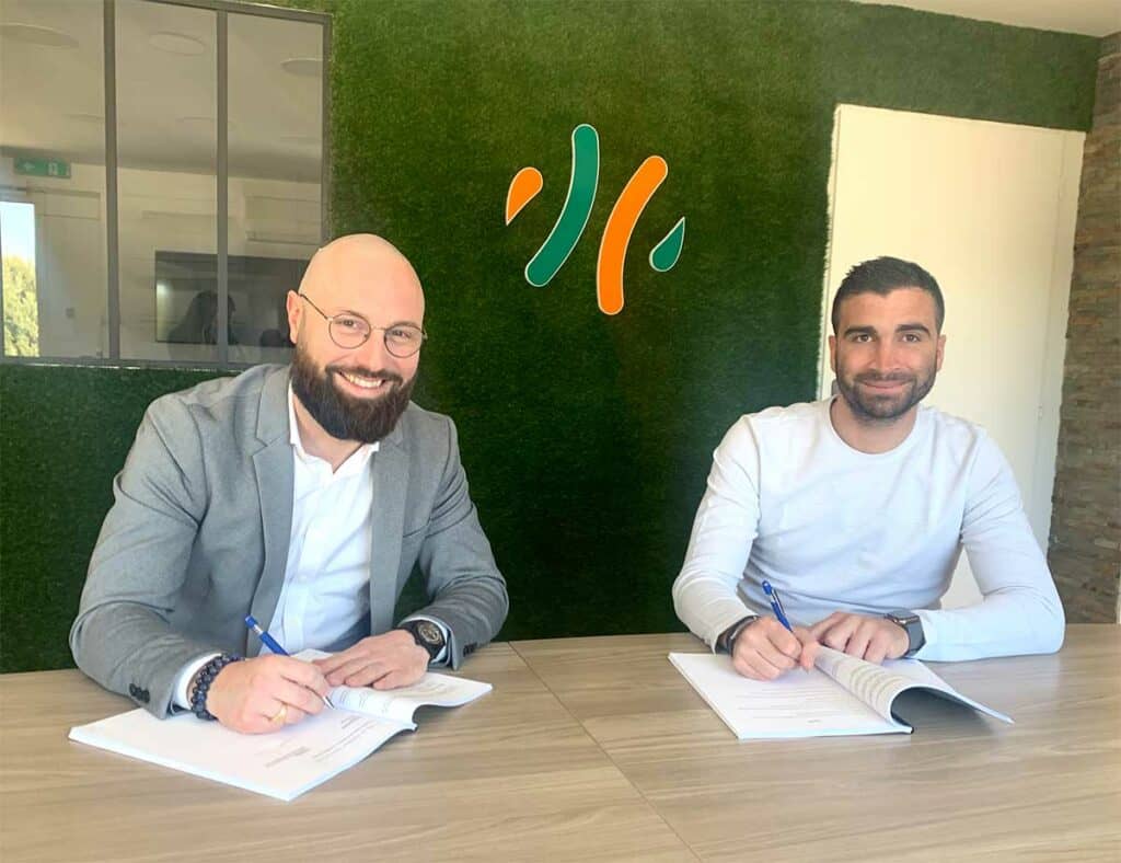 Kévin Torrano, fondateur du réseau accompagné de son nouveau franchisé, entrain de signer le contrat de franchise pour une implantation sur la zone de Beauvais.