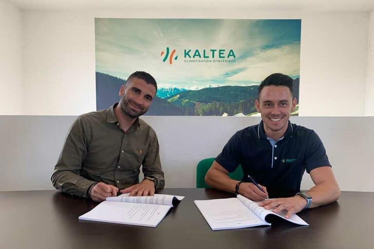 Kévin TORRANO et Benoit GILBERT, premier franchisé du Réseau KALTEA, en train de signer le deuxième contrat de franchise.