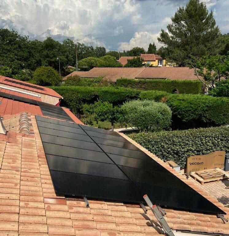 Installation panneaux photovoltaiques installés sur une toiture par l'agence KALTEA Aubagne.