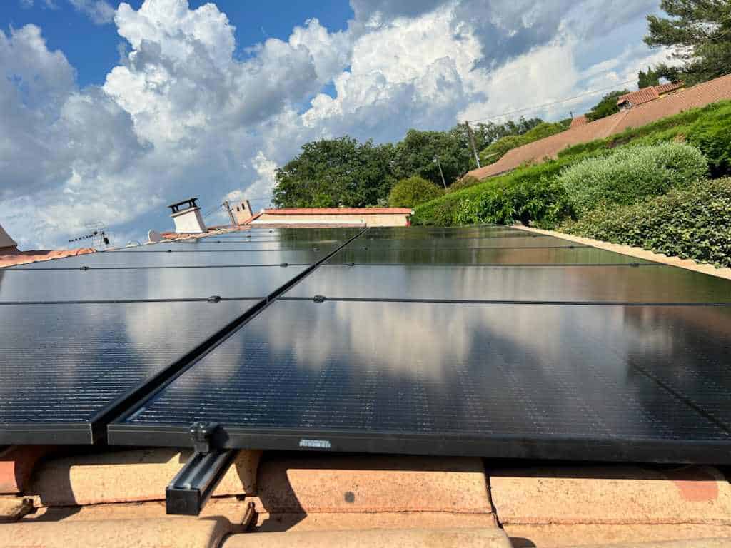 Installation panneaux photovoltaiques installés sur une toiture par l'agence KALTEA Aubagne.