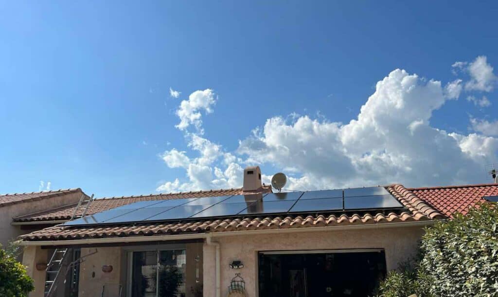 Installation panneaux photovoltaiques installés sur une toiture par l'agence KALTEA Aubagne.