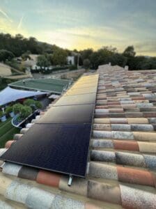 Installation panneaux photovoltaiques installés sur une toiture par l'agence KALTEA Le Luc