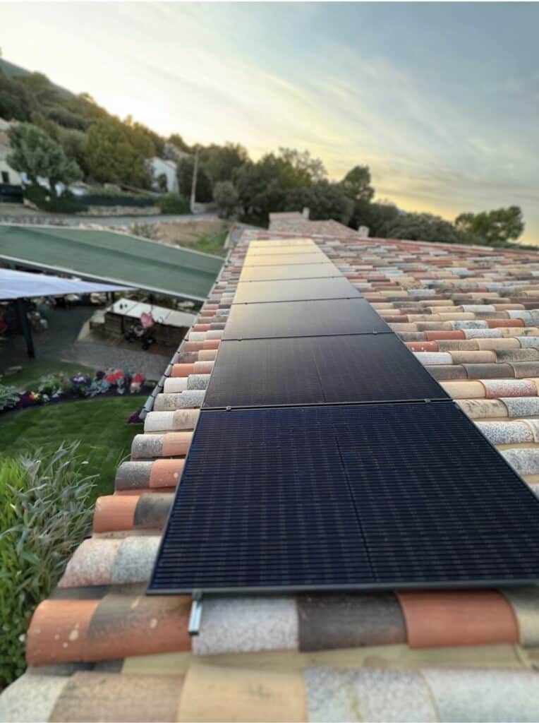 Installation panneaux photovoltaiques installés sur une toiture par l'agence KALTEA Le Luc