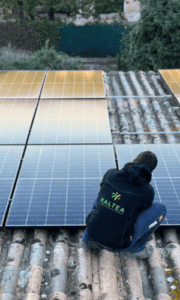 Technicien KALTEA entrain de poser des panneaux photovoltaïques sur le toitt d'une maison.