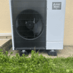 Groupe extérieur d'une pompe à chaleur air/eau, marque Mitsubishi Electric, installé par une agence KALTEA.