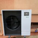 Groupe extérieur d'une pompe à chaleur Mitsubishi Electric, installé sur suppot mural.