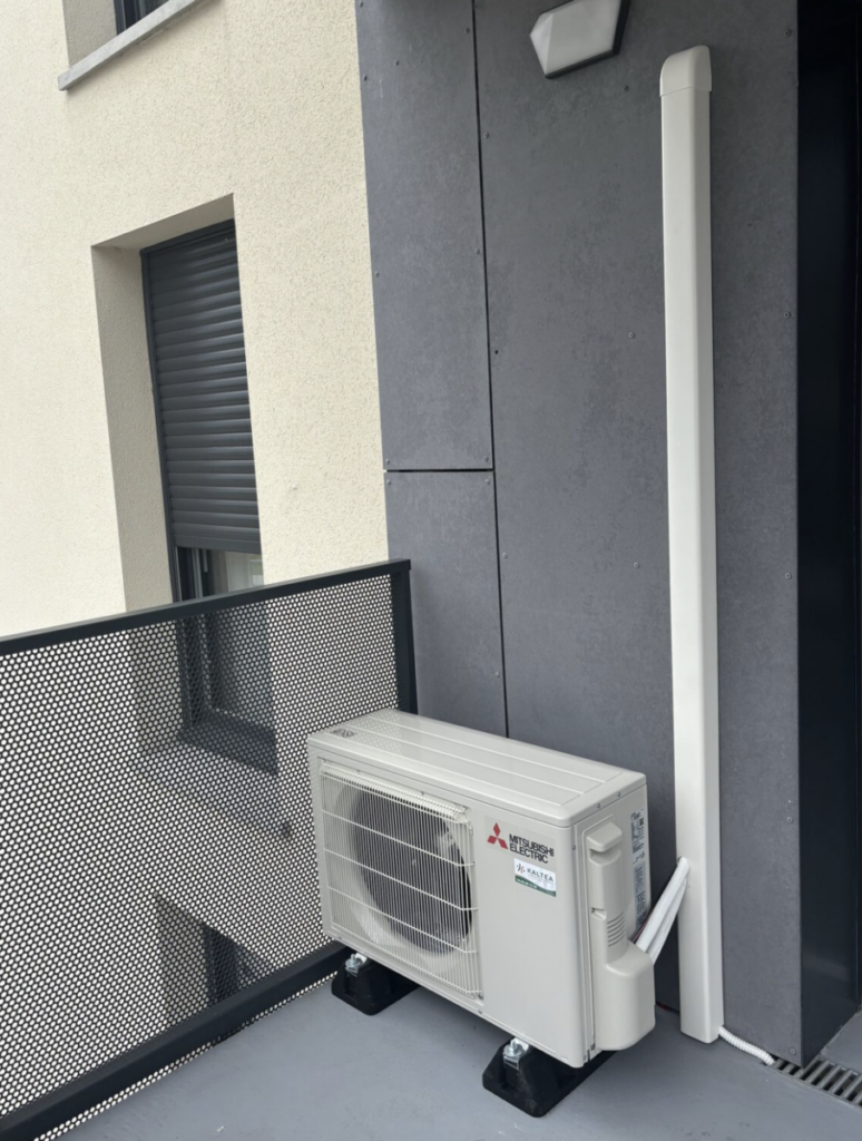 Groupe exterieur d"une pompe à chaleur air/air Mitsubishi Electric, installé par les techniciens RGE KALTEA sur une balcon d'appartement.