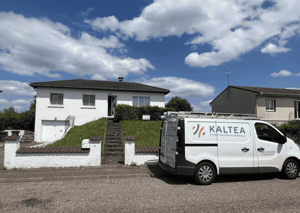 Camion KALTEA stationné devant une maison où il l'équipe à une pompe à chaleur air/air.