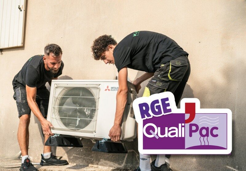 Des techniciens KALTEA certifiés RGE Quali PAC en train de deplacer un groupe extérieur mitsubishi electric