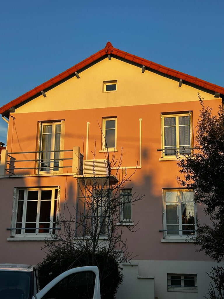 cache clim blanc installé sur une façade de maison afin de dissimuler le groupe extérieur d'une climatisation réversible