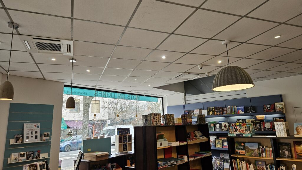 Installation d'une climatisation réversible cassette réalisé par l'agence kaltea Courbevoie pour une librairie