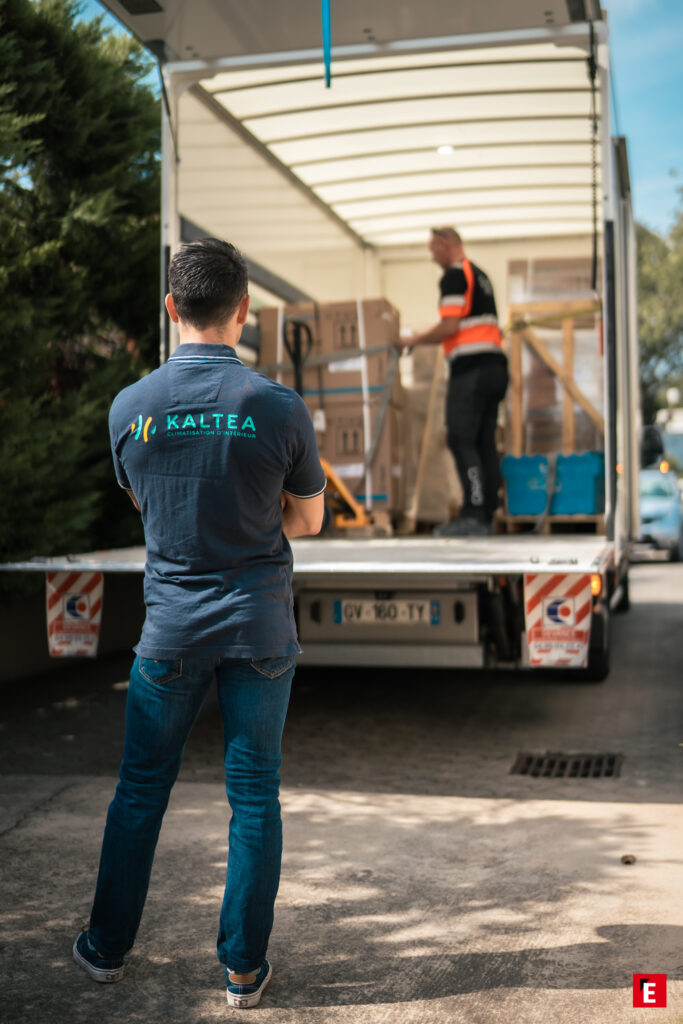 Benoit Gilbert, Franchisé KALTEA Aubagne se tenant debout de dos devant un camion de livraison