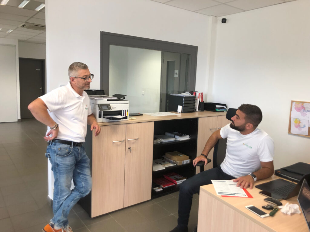 Kévin Torrano, fondateur et David Hortault, franchisé Kaltea Lyon sud lors de la visite d'accompagnement à Kaltea Lyon sud. Concilier vie pro/perso