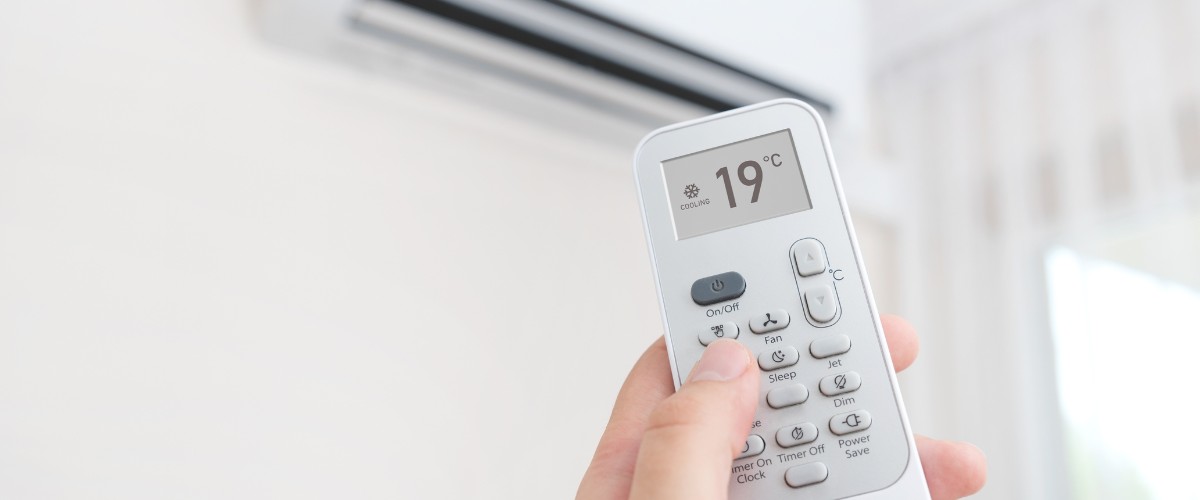Une télécommande de climatisation réversible réglée sur du refroidissement à 19 degré