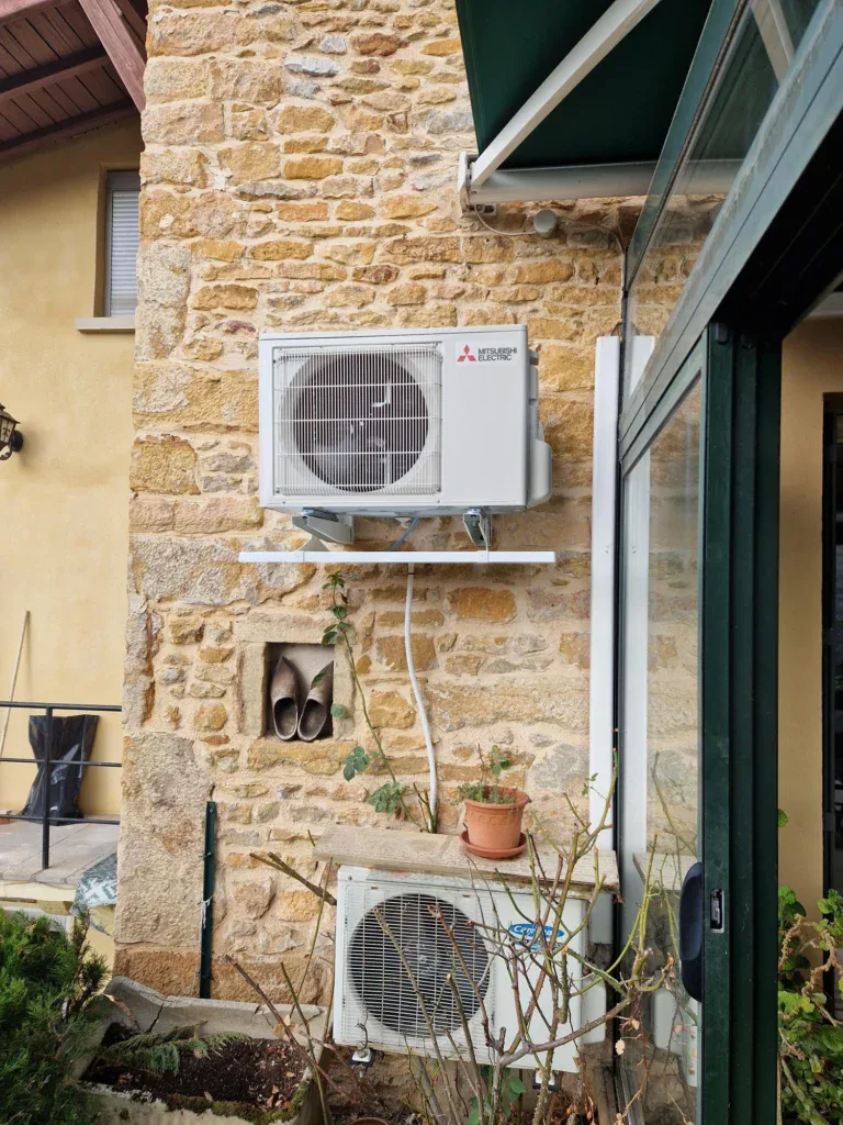Installation d'un groupe extérieur MITSUBISHI pour une climatisation mono-split à St Cyr au Mont d'or par l'agence KALTEA Lyon ouest
