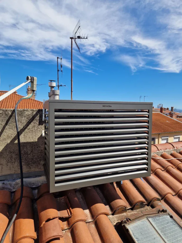 Installation d'un cache climatisation DECOCLIM pour une climatisation bi-split DAIKIN à Lyon par l'agence KALTEA Lyon ouest