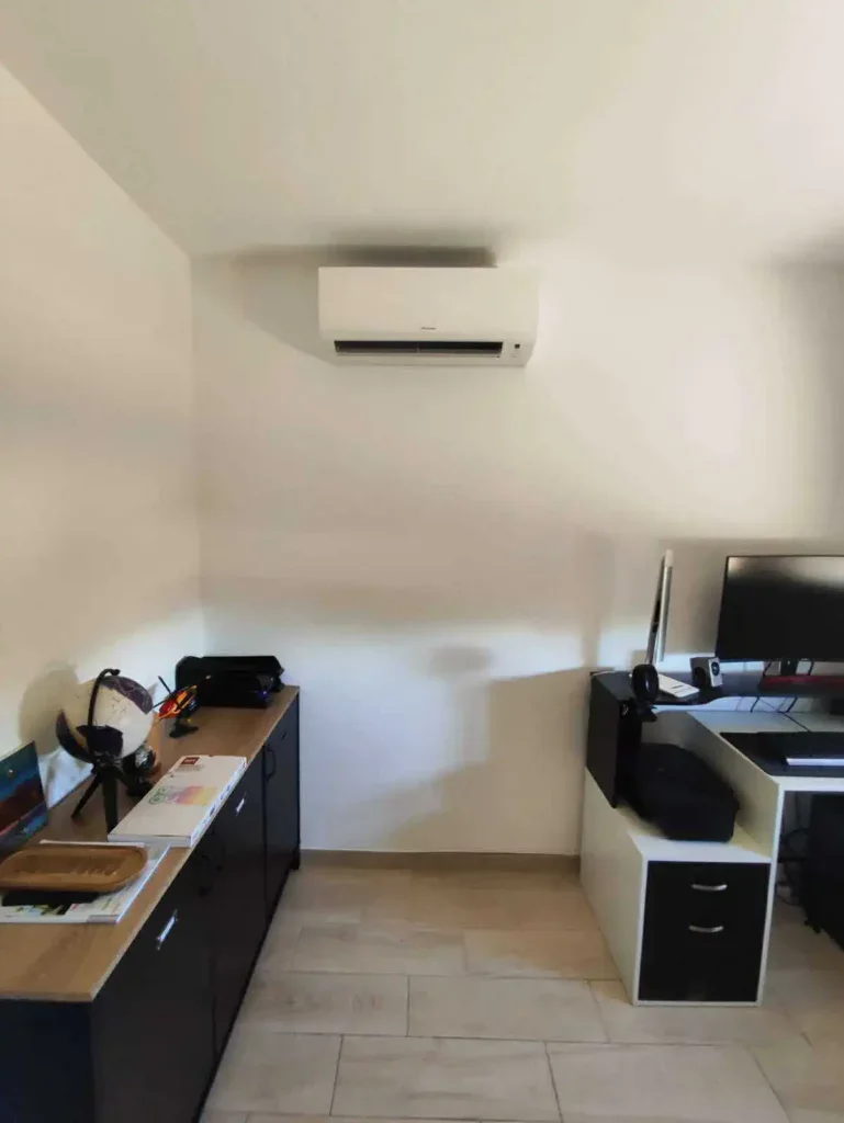 Pose d'une climatisation réversible Daikin sensira 20 par KALTEA Le Luc