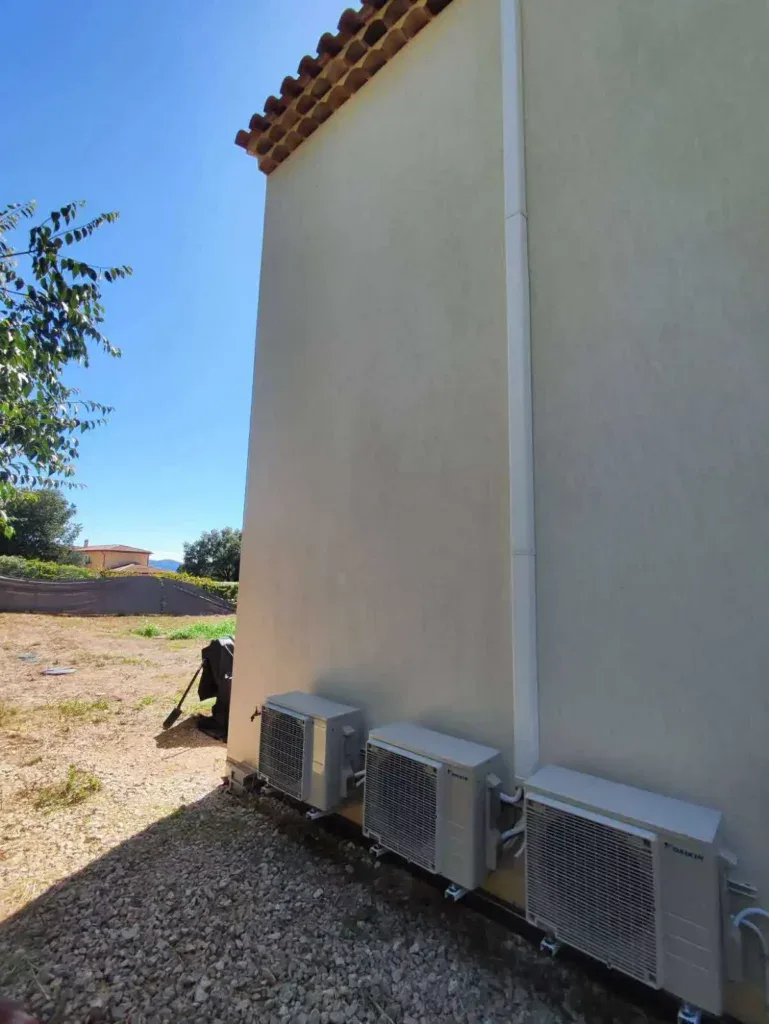 Pose de 3 groupes extérieurs Daikin pour 3 climatisations réversible sensira 20 par KALTEA Le Luc