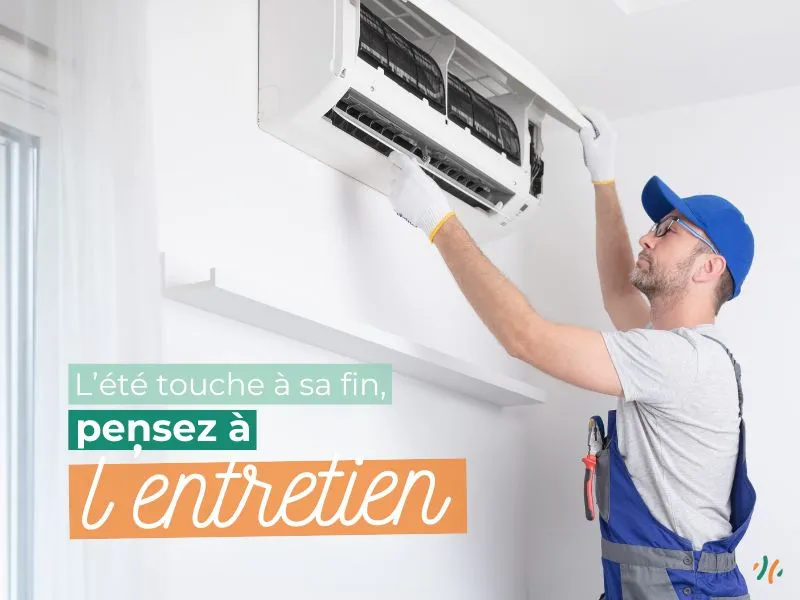 Un technicien en train d'examiner les filtres d'une climatisation réversible. L'été touche à sa fin, pensez à l'entretien.