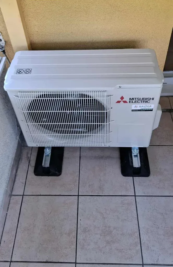 Installation d'un groupe extérieur pour une climatisation réversible Mitsubishi electrique à St Raphael par KALTEA Le Luc