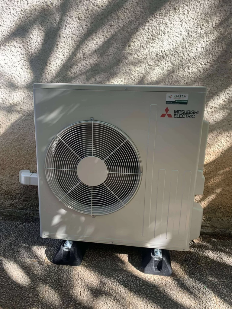 Installation d'un groupe extérieur pour une climatisation réversible console à Toulon par KALTEA Le Luc
