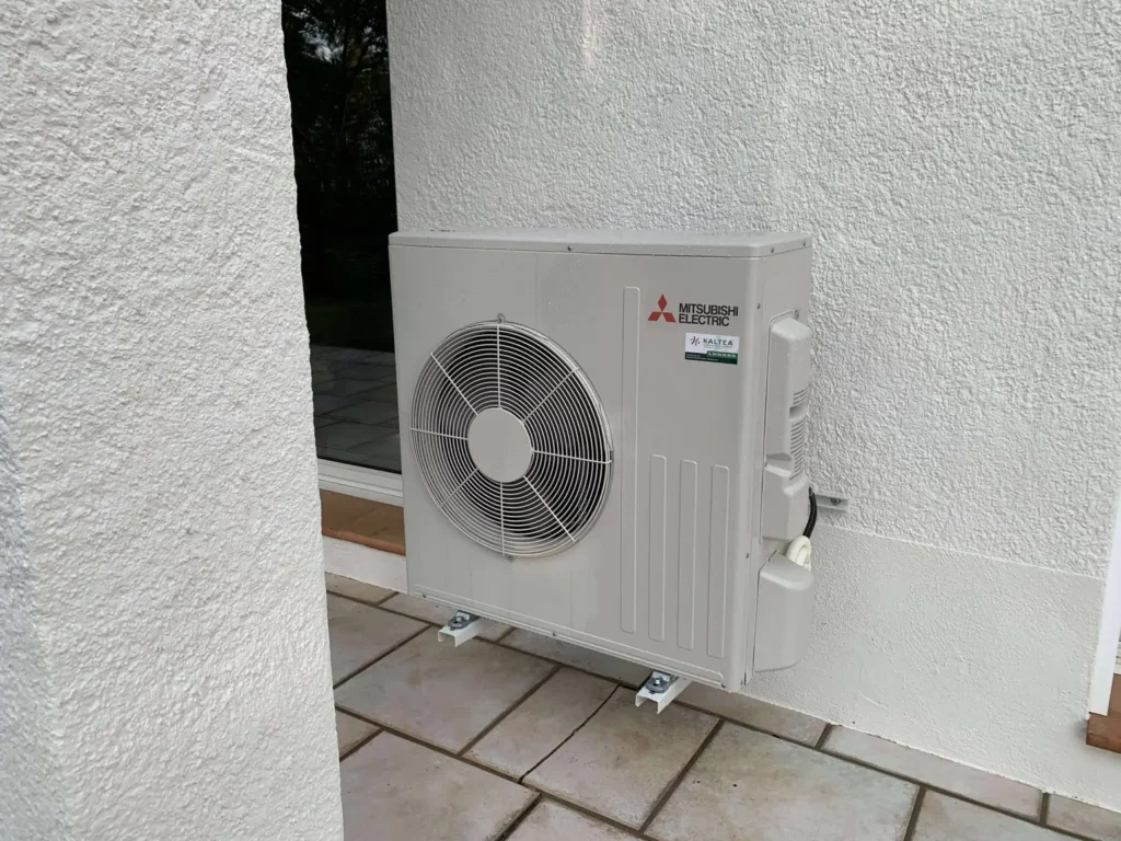 Installation d'un groupe extérieur pour une climatisation réversible console mitsubishi à Néoules par KALTEA Le Luc
