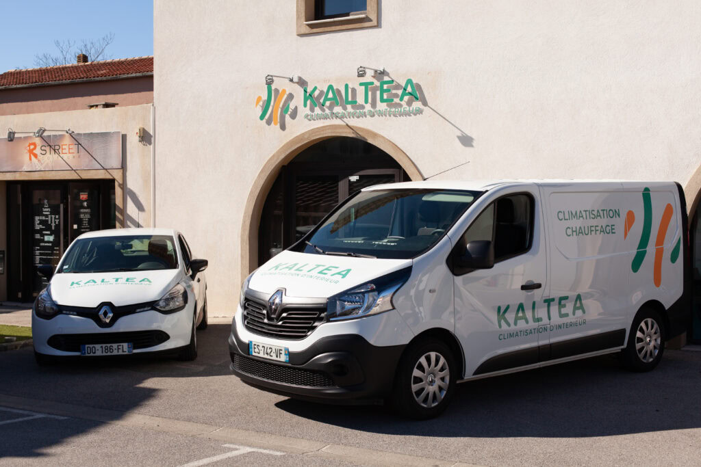 La devanture de l'agence KALTEA Le Luc avec les véhicules logotés KALTEA garés devant