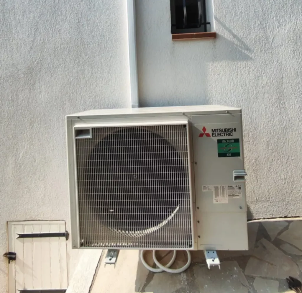 Installation d'un groupe extérieur pour une climatisation réversible Gainable Mitsubishi par KALTEA Le Luc au Cannet des Maures