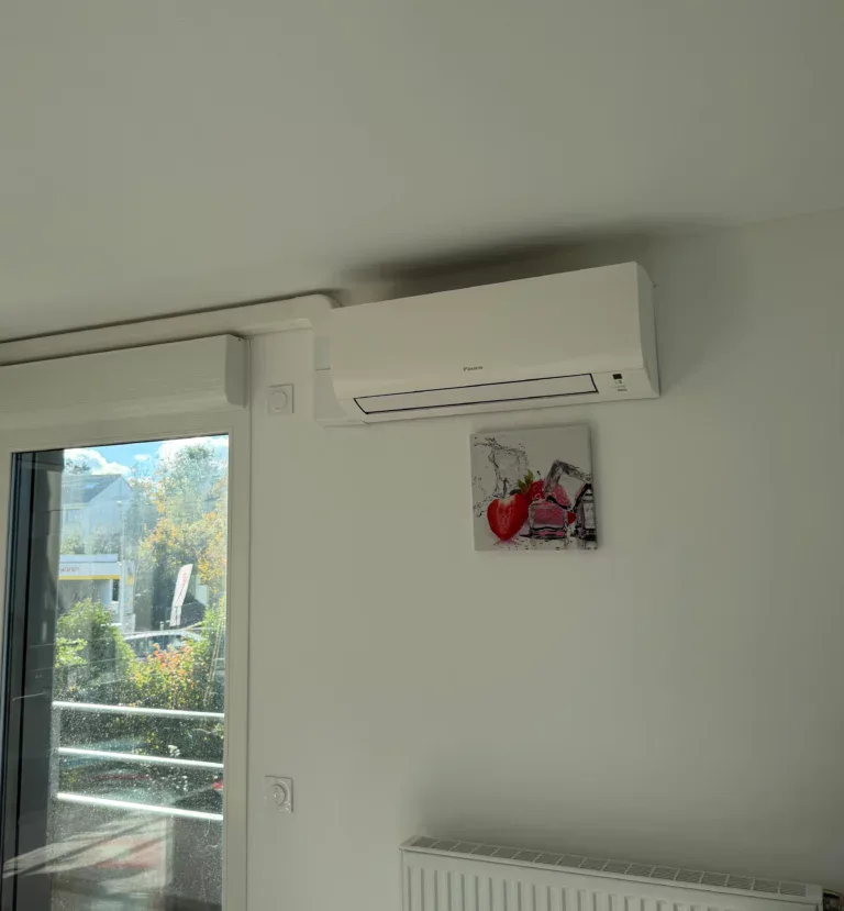 Installation d' une climatisation réversible mono-split DAIKIN 3500W à CHAMPAGNE AU MONT D'OR par KALTEA Lyon Ouest