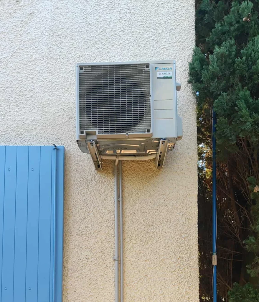 Installation d'un groupe extérieur pour une climatisation réversible Daikin Sensira 35 à Bouc Bel air par KALTEA Aix