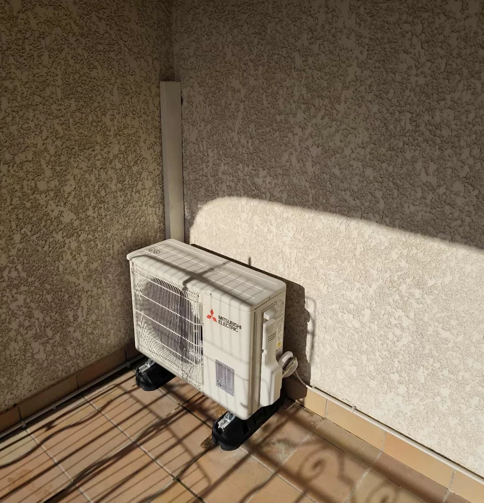 Installation d'un groupe extérieur pour une climatisation réversible Mitsubishi HR25 à Venelles par KALTEA Aix