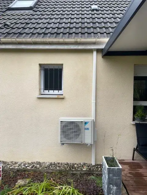 Installation d'un groupe extérieur Daikin pour une climatisation réversible Bisplit Sensira à Héming par KALTEA Sarrebourg