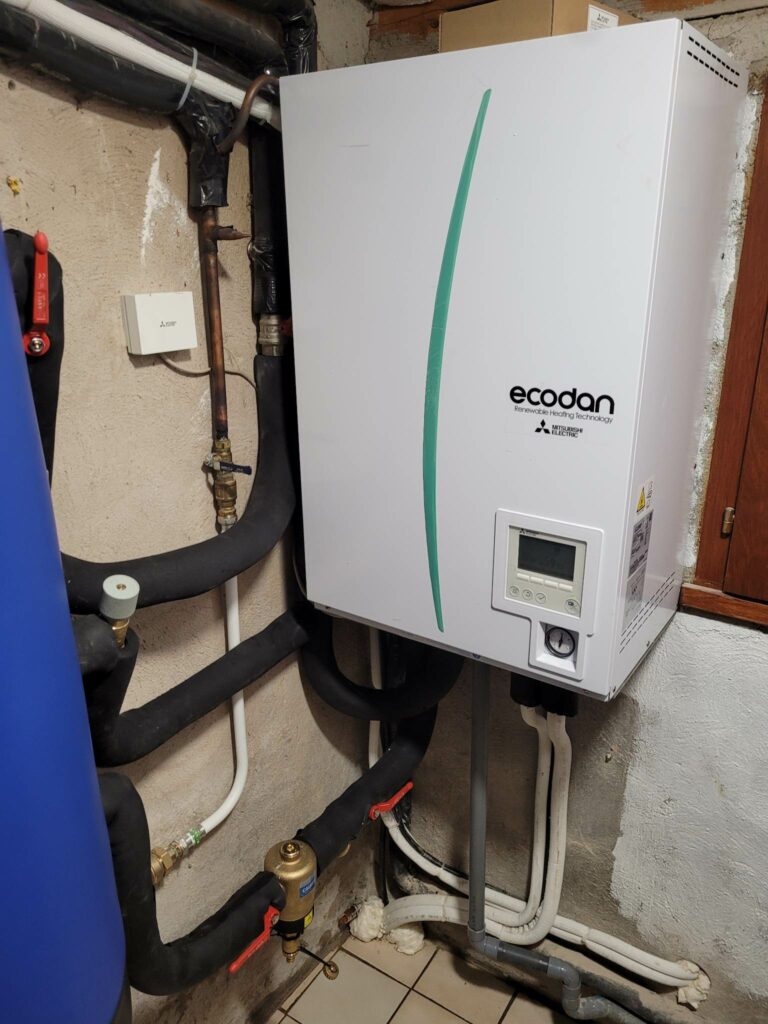 Installation d'une pompe à chaleur Mitsubishi compacte pour de petits espaces