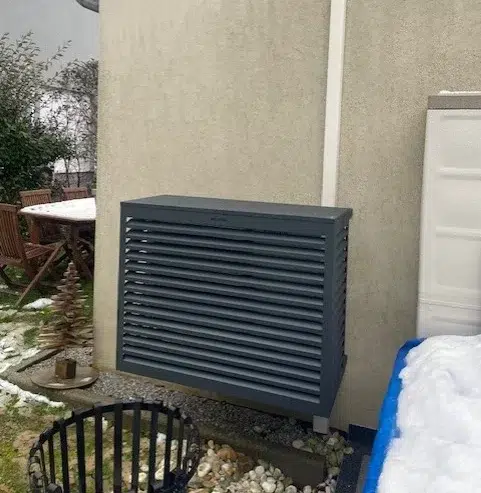 Installation d'un groupe extérieur ainsi que d'un cache climatisation pour une climatisation Daikin à Heming par KALTEA Sarrebourg