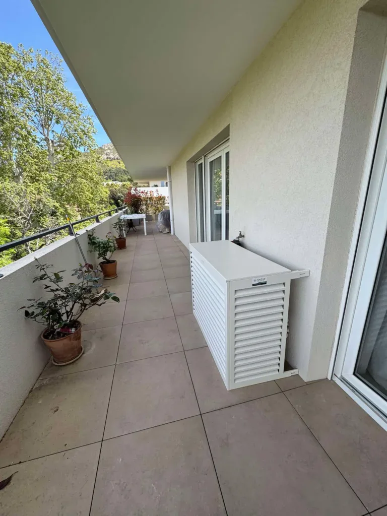 Installation d'un cache climatisation blanc DECOCLIM pour une climatisation réversible par KALTEA Aubagne