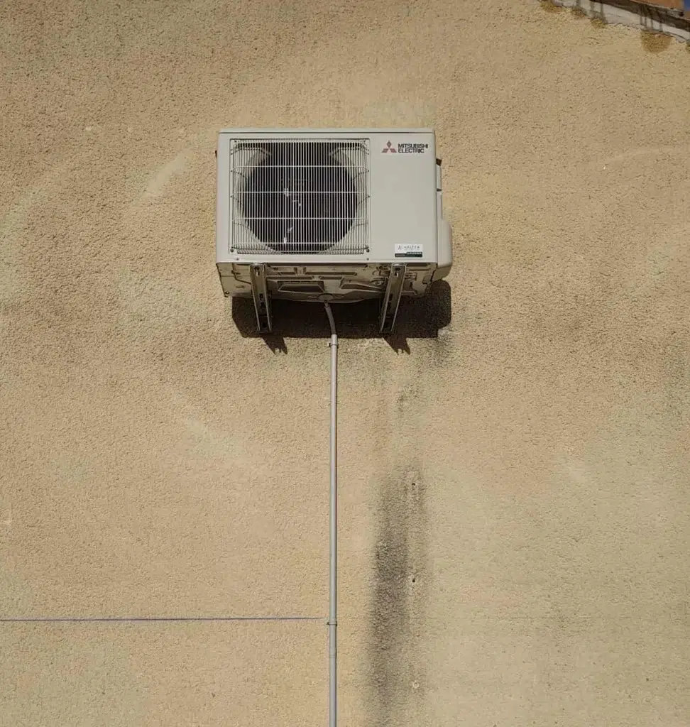 Installation d'un groupe extérieur pour une climatisation Mitsubishi Electric HR50 aux Pennes Mirabeau par Kaltea Aix en Provence