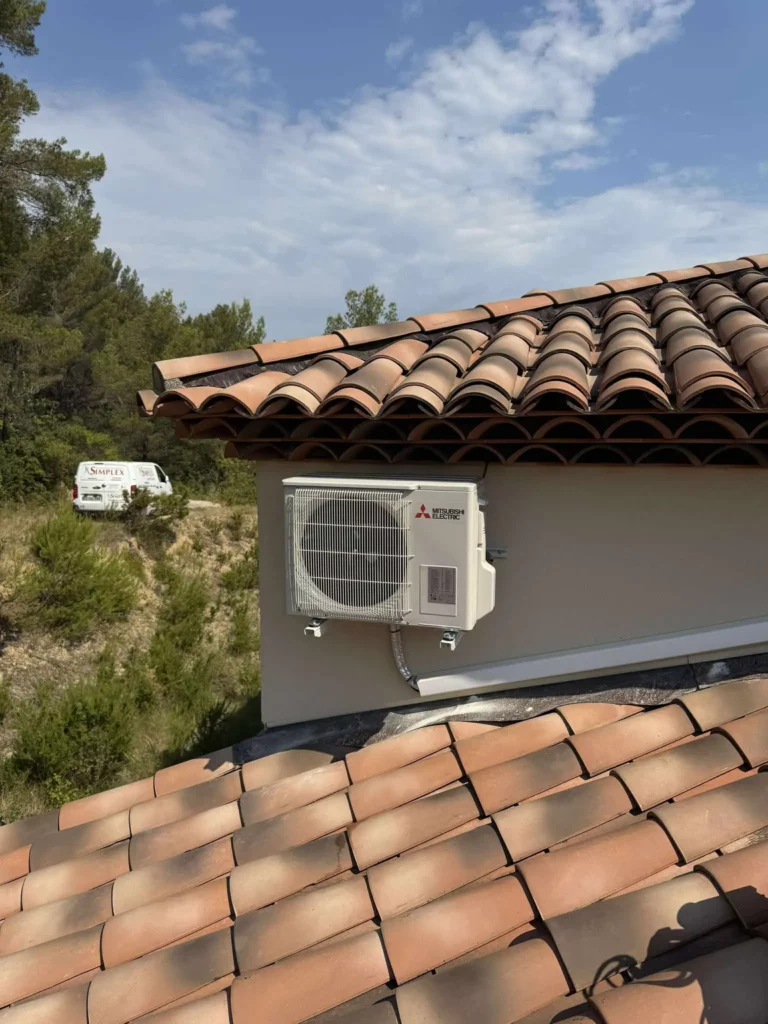 Installation d'un groupe extérieur pour une climatisation réversible Mitsubishi par KALTEA Aubagne