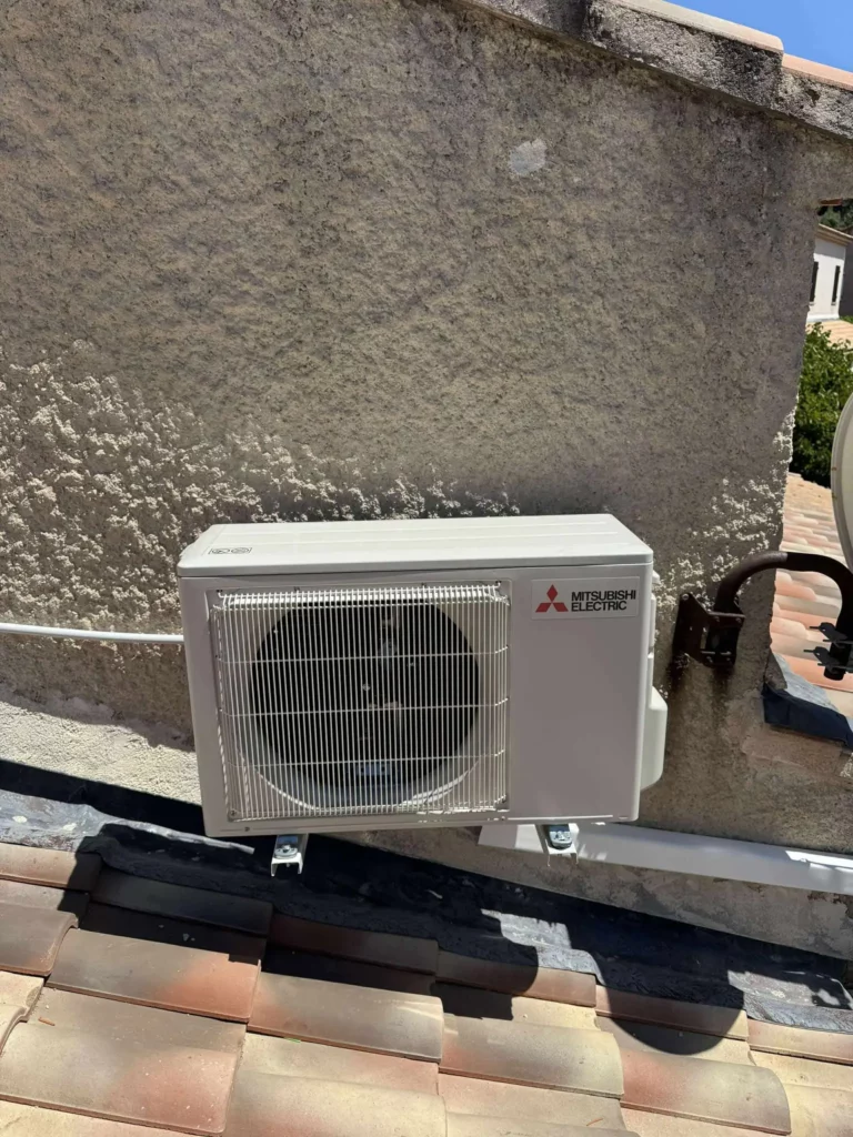 Installation d'un groupe extérieur pour une climatisation réversible Mitsubishi par KALTEA Aubagne