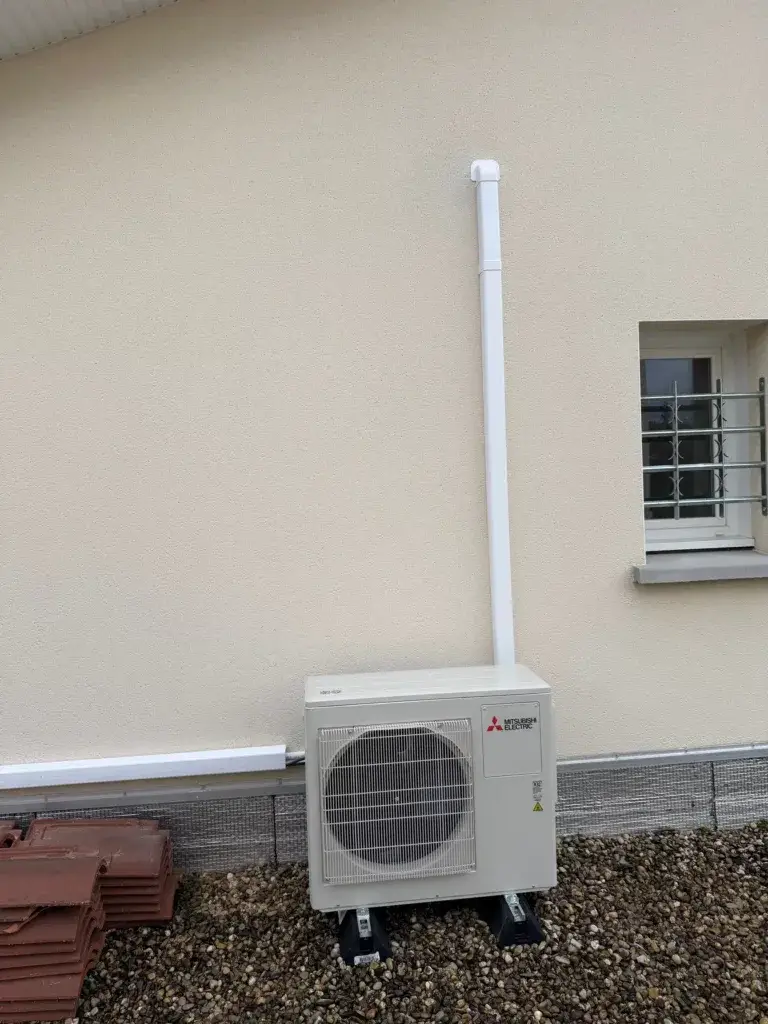 Installation d'un groupe extérieur pour une climatisation gainable multi-split MITSUBISHI 7200W à Messimy par KALTEA Lyon Ouest