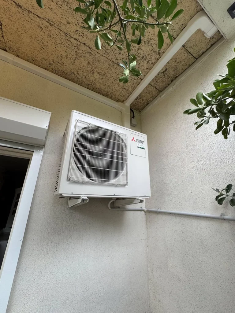 Installation d'un groupe extérieur Mitsubishi pour une climatisation réversible par Kaltea Aubagne