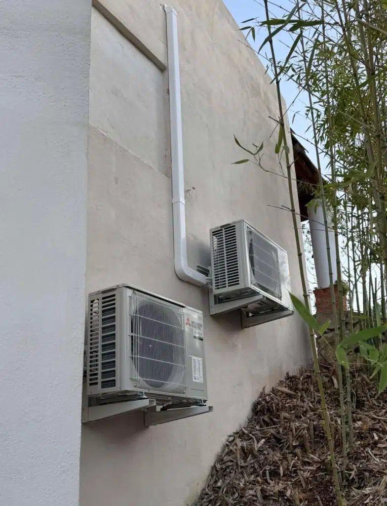 Installation de deux groupes extérieurs pour des climatisations réversibles Mitsubishi par Kaltea Aubagne