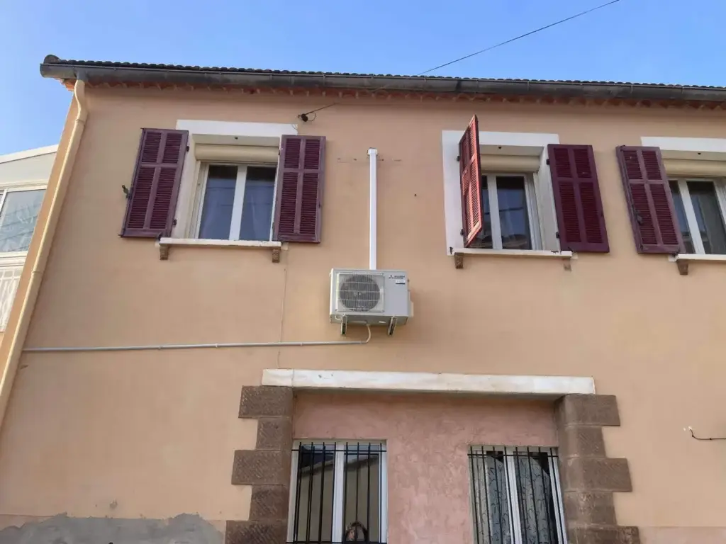 Installation d'un groupe extérieur pour une climatisation réversible Mitsubishi electric HR50 à Gonfaron par KALTEA Le Luc