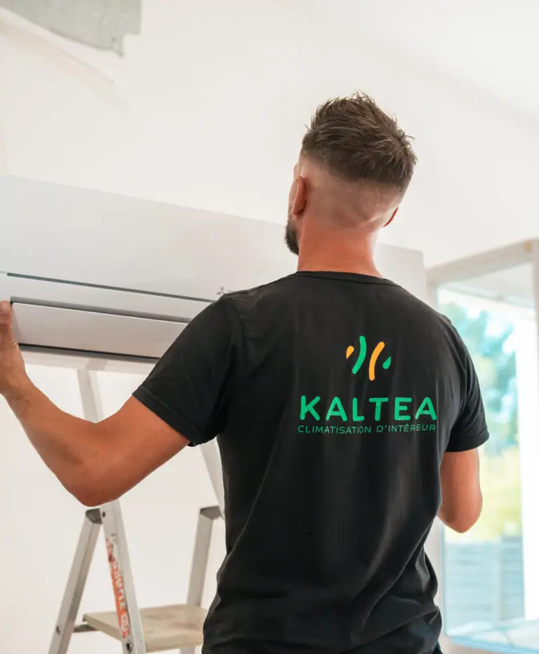 Techicien KALTEA en train d'installer une climatisation réversible