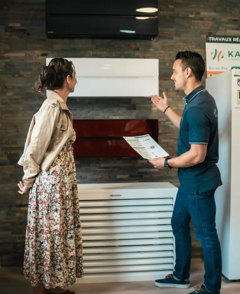 Concessionnaire KALTEA en train de conseiller une cliente sur la meilleure solution adaptée à son logement