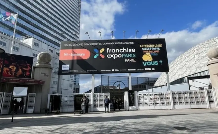 Entrée de Franchise Expo Paris 2026 avec l’affichage officiel du salon, lieu de rencontre pour les entrepreneurs souhaitant entreprendre en franchise.