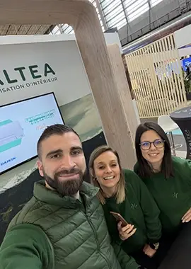 Membres de l’équipe KALTEA sur le stand lors de Franchise Expo Paris, devant l’espace de présentation du réseau.