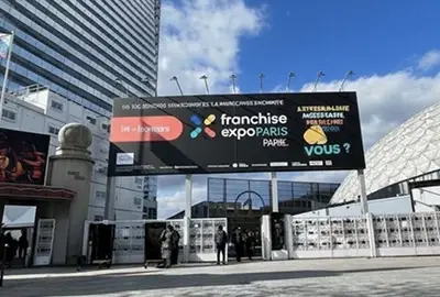 Entrée de Franchise Expo Paris 2026 avec l’affichage officiel du salon, lieu de rencontre pour les entrepreneurs souhaitant entreprendre en franchise.
